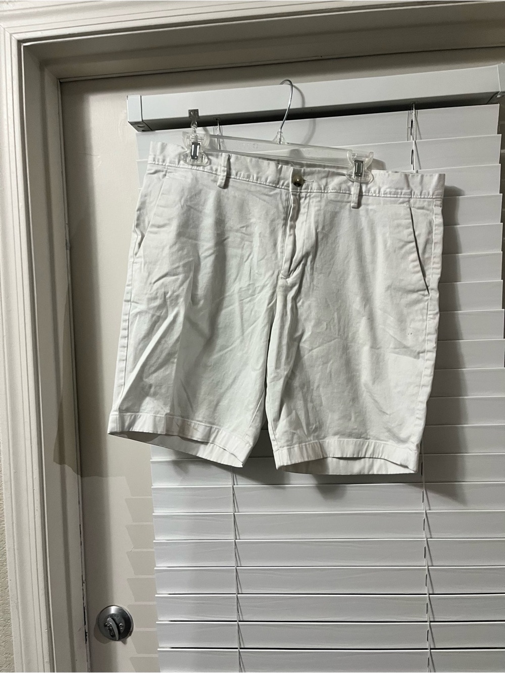 Perry Ellis Men's White Flat Front Chino Shorts